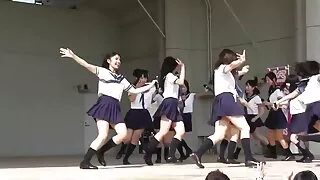 휴식 및 근접 섹스 보내고 없이,여자는 파트너의 거 시기를 빤 다