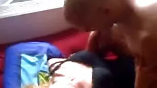 학생에 쪼그리고 오랄 섹스 동영상 동료 학생의 닭이에서 공개