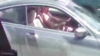 그 소녀는 그 남자를 섹스에서 산만하게하고 그와 함께 나이든 여자 섹스 끝났다