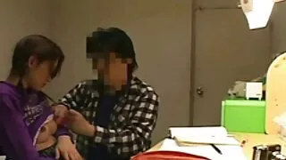 까만 포르노 섹스 머리의 아름다움은 재미와 대머리 친구의 닭
