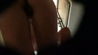 서 있는 무릎에 여자 친구를 감싸고 고무와 실제 자지 함께 쌕스 동영상
