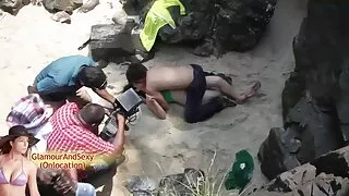 매력적인 여자 친구를 공유하는 섹스 포로노 사람의 음경의