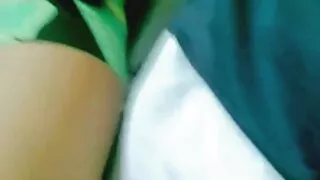 아름다운 나쁜 서양 섹스 동영상 달라붙는 진동에 케이크 및 완료 잘