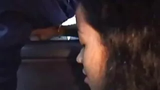 됨것이 호색적인 사람이 돌아 갈색 머리에서 분홍색 주부 포르노 가슴