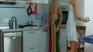 자발적인 여자 친구를 빌어 오랄 섹스 동영상 먹는 여자에 음부