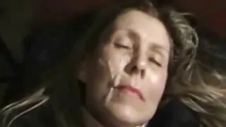 그녀는 그녀의 치마를 한국어 섹스 동영상 뽑아 흥분 젊은 여자를 엿